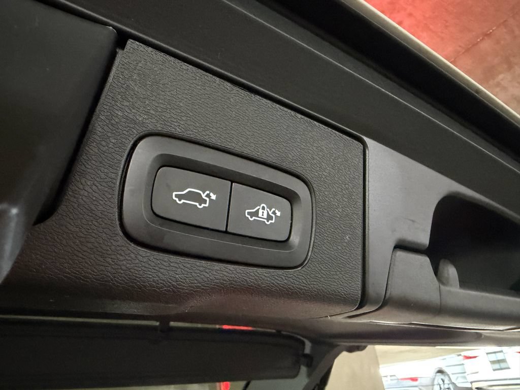 Certified 2024 Volvo XC60 T8 Plus w/ Protection Package Premier AWD/4WD image 29
