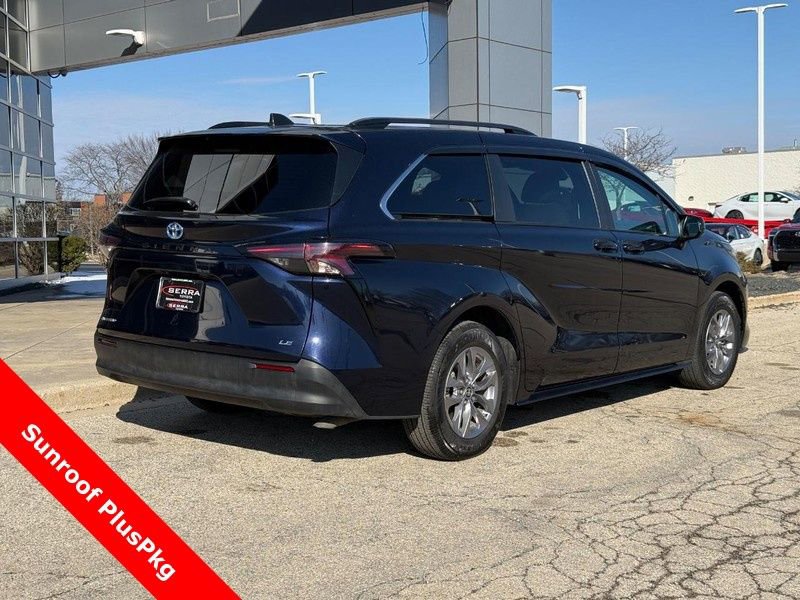 Used 2025 Toyota Sienna LE w/ LE Plus Package image 3