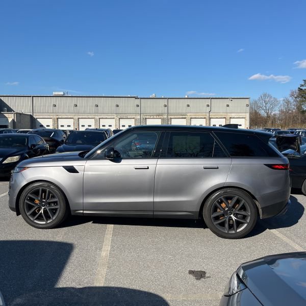 Used 2025 Land Rover Range Rover Sport SE image 2