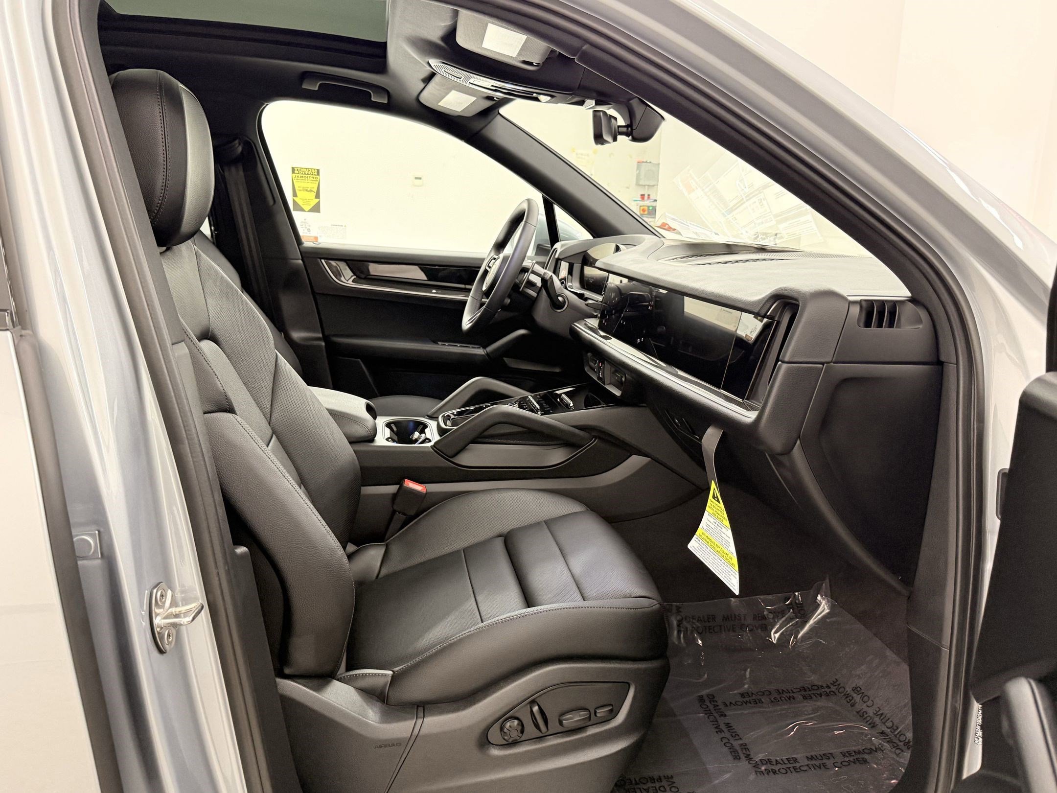 Used 2025 Porsche Cayenne image 35