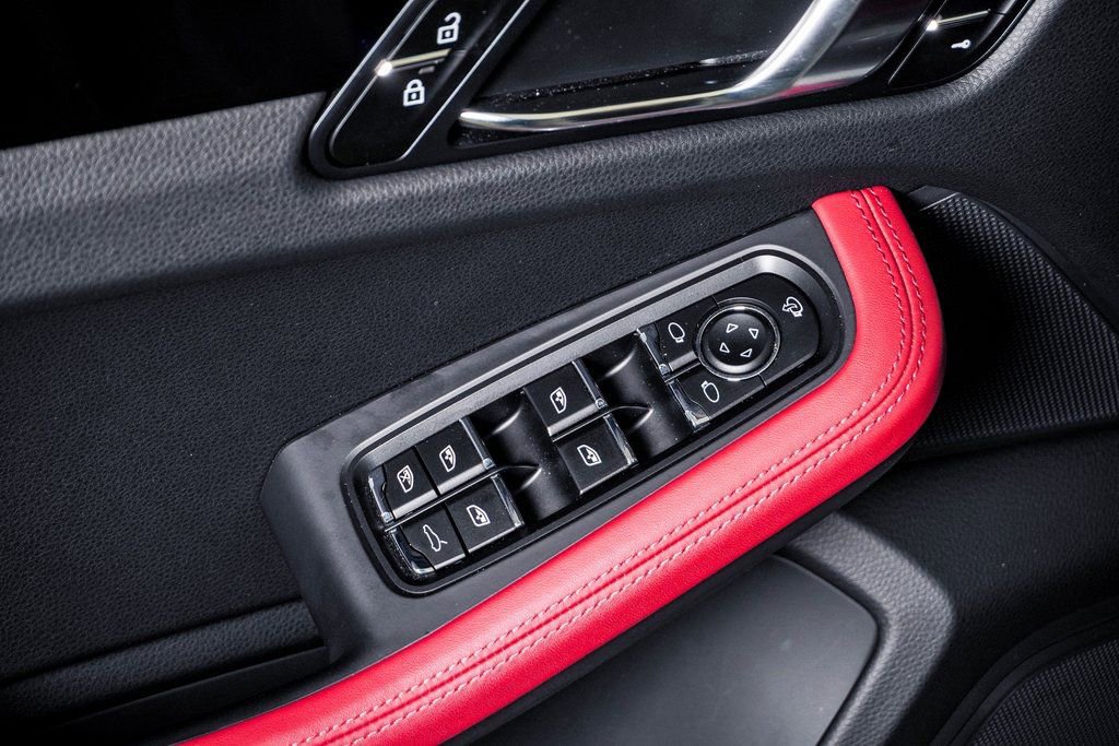 Certified 2025 Porsche Macan AWD/4WD image 23