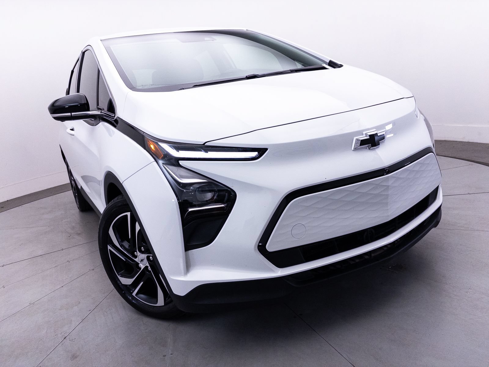 Used 2023 Chevrolet Bolt LT w/ Infotainment Package FWD image 10