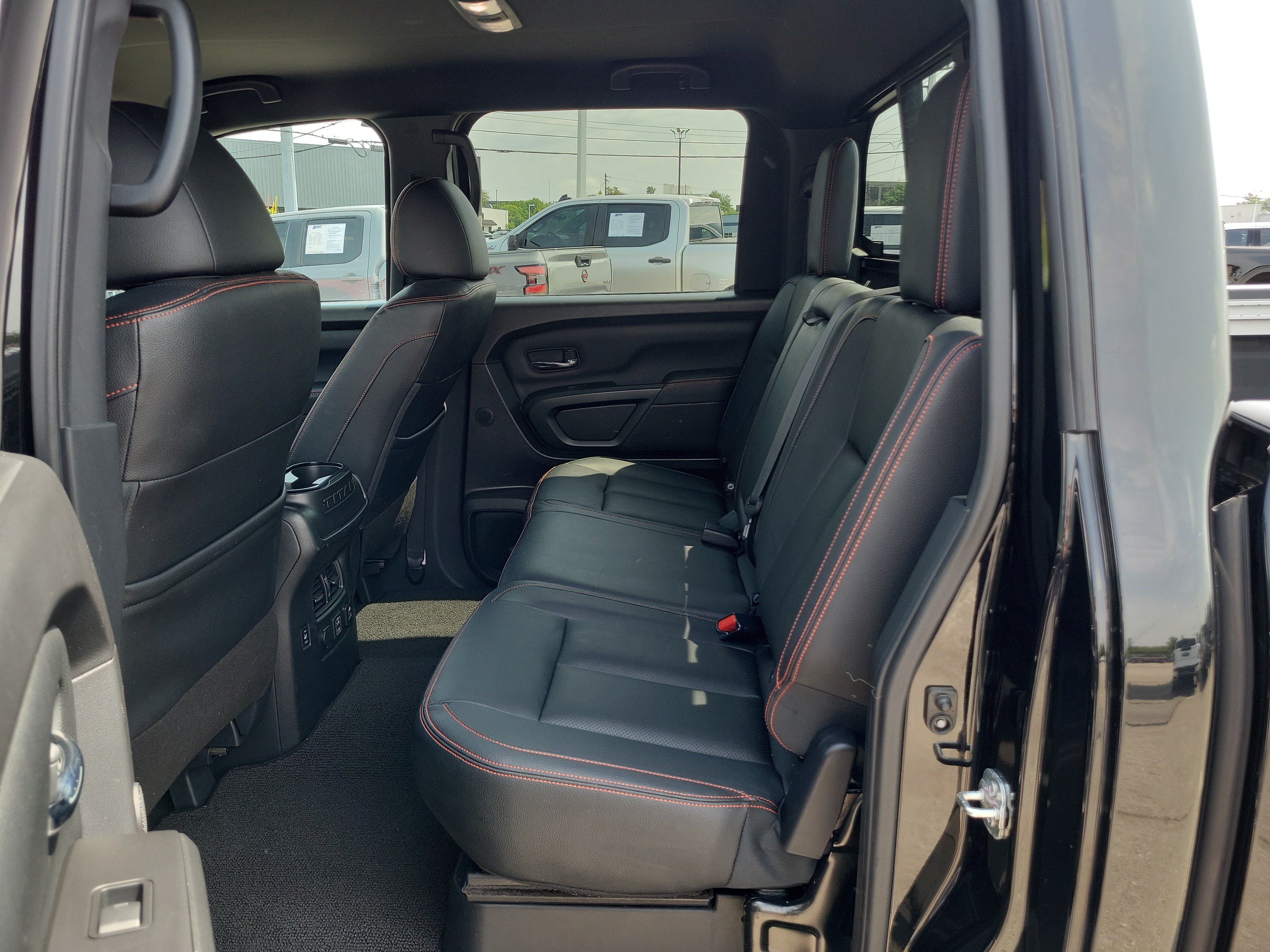 Used 2022 Nissan Titan PRO-4X w/ Pro-4x Convenience Package AWD/4WD image 11