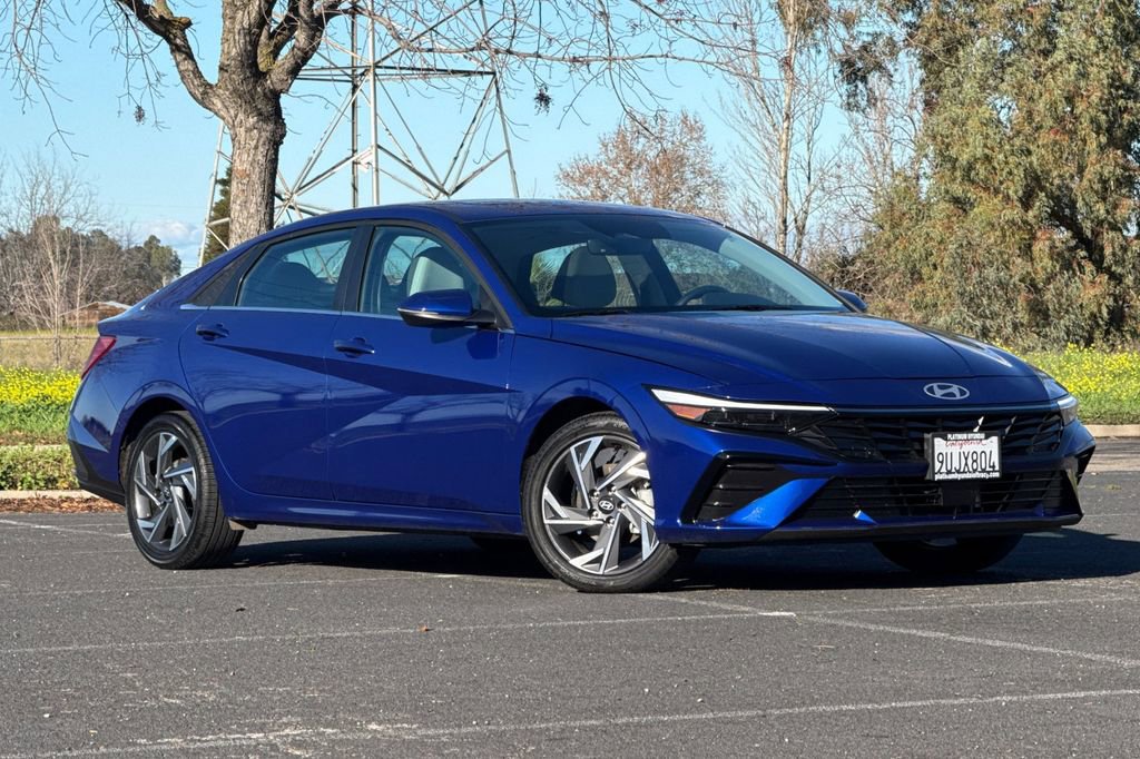 Used 2025 Hyundai Elantra Limited image 2