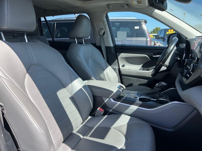 Used 2020 Toyota Highlander XLE AWD/4WD image 22