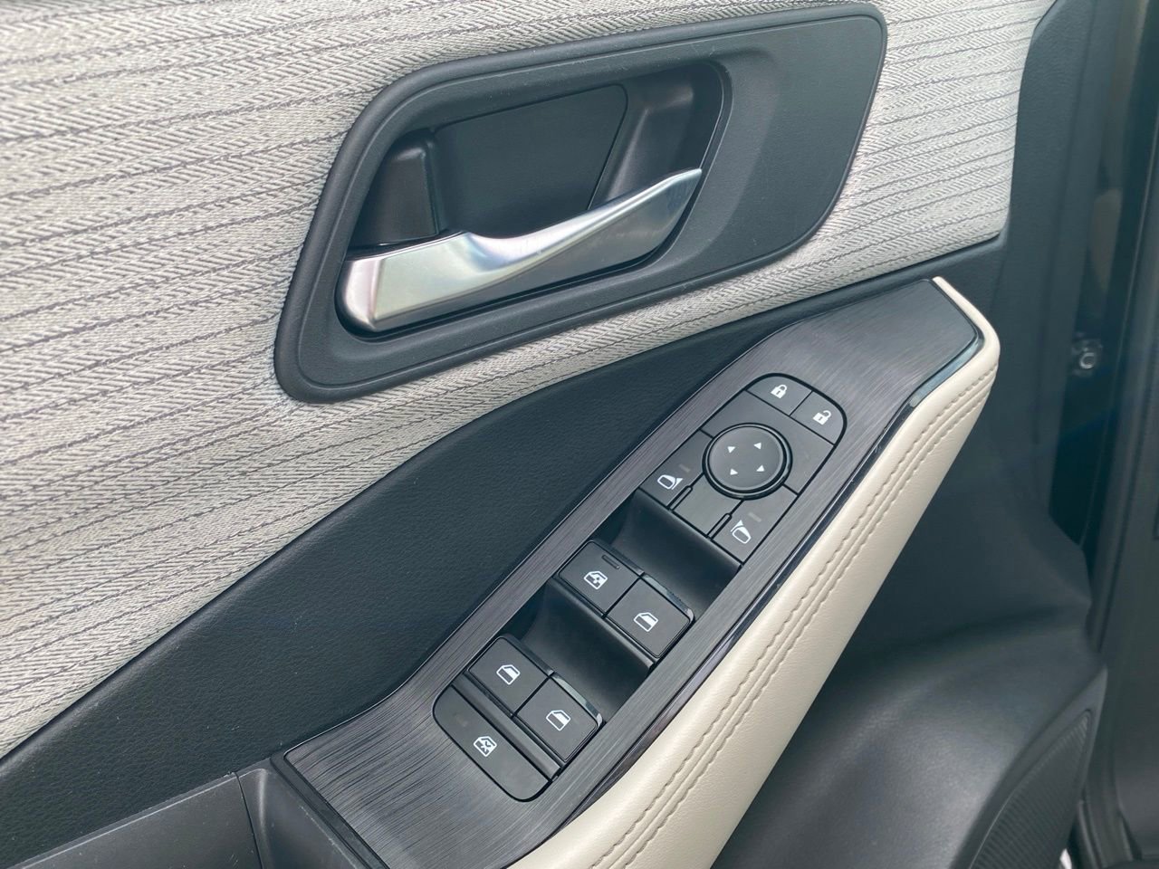 Used 2023 Nissan Rogue SV image 11