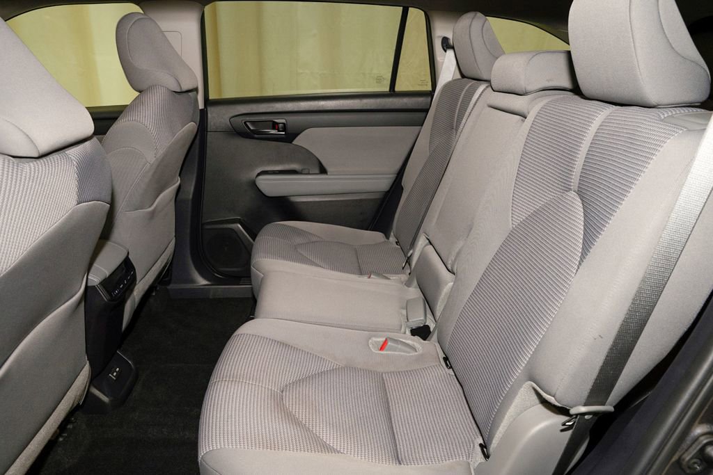 Used 2024 Toyota Highlander LE FWD image 10