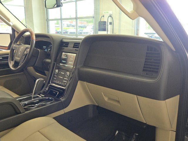 Used 2015 Lincoln Navigator L 4WD w/ Equipment Group 101A Reserve image 4