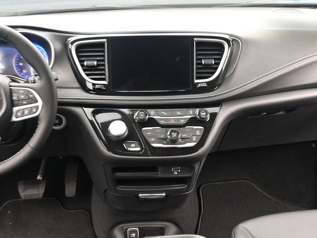 New 2026 Chrysler Pacifica Select image 24