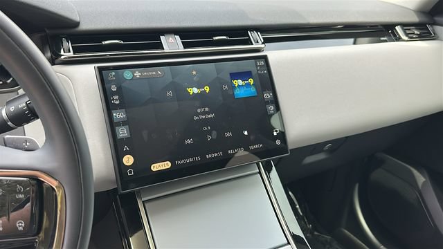 Used 2025 Land Rover Range Rover Velar S AWD/4WD image 28