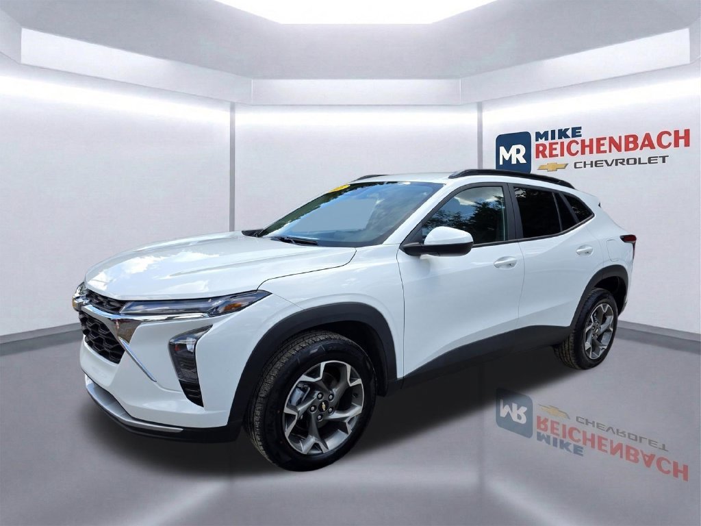 Used 2025 Chevrolet Trax LT FWD image 8