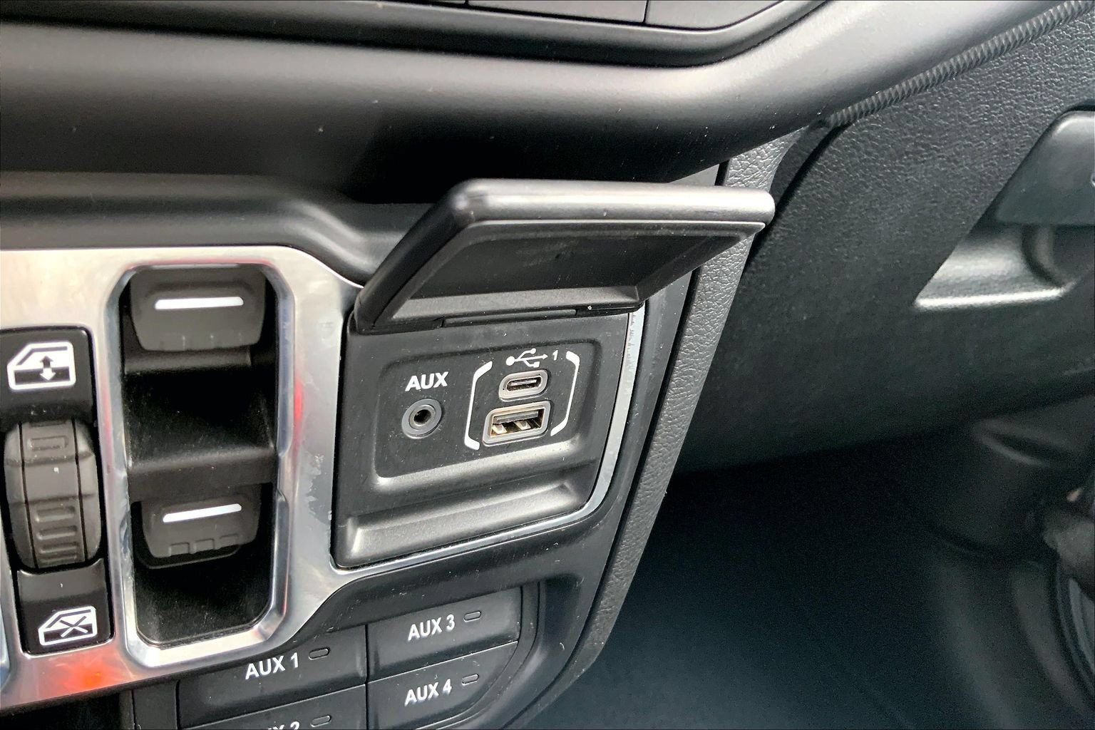 Used 2021 Jeep Gladiator Sport AWD/4WD image 30