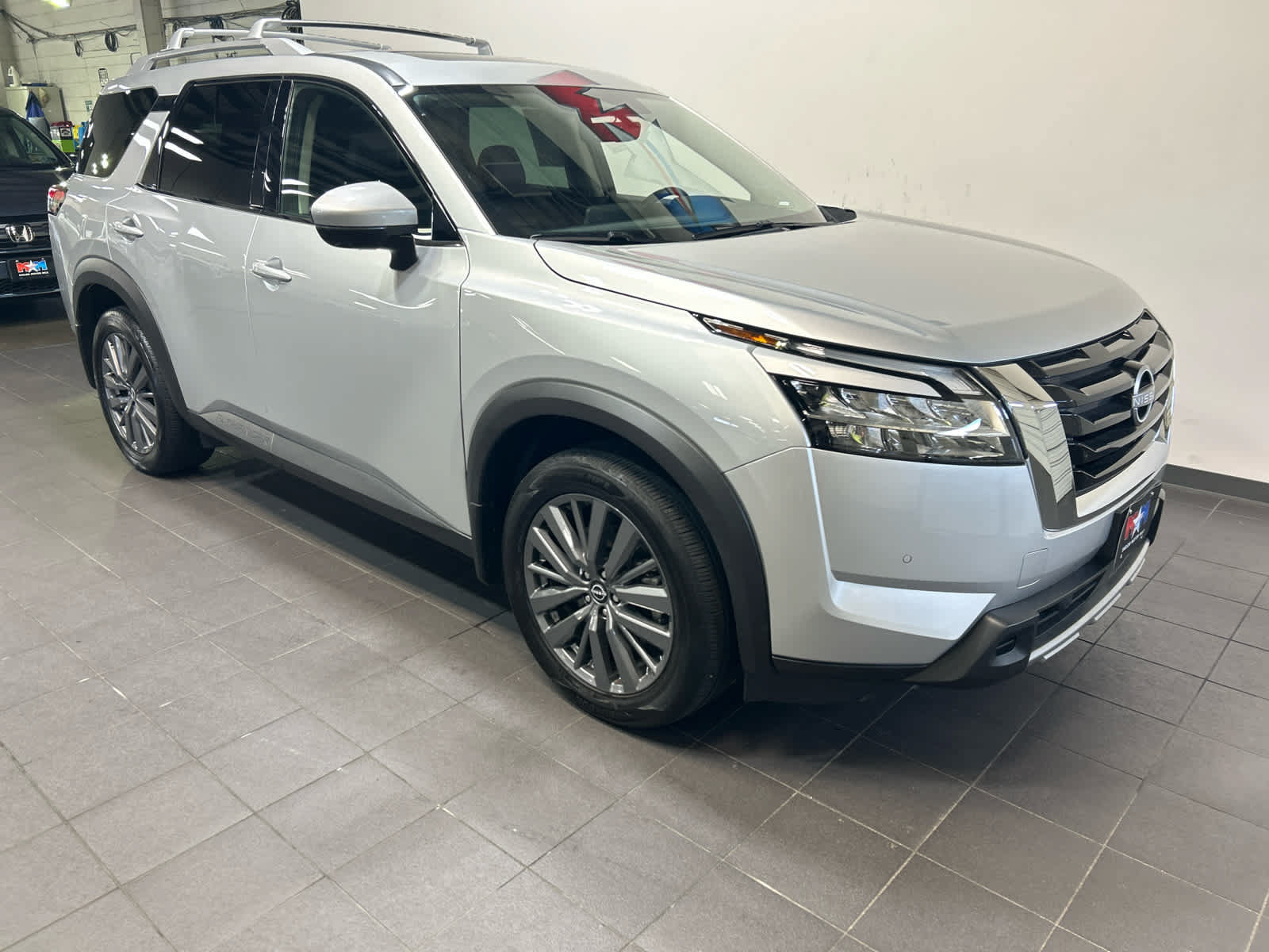 Used 2024 Nissan Pathfinder SL w/ SL Premium Package AWD/4WD image 2
