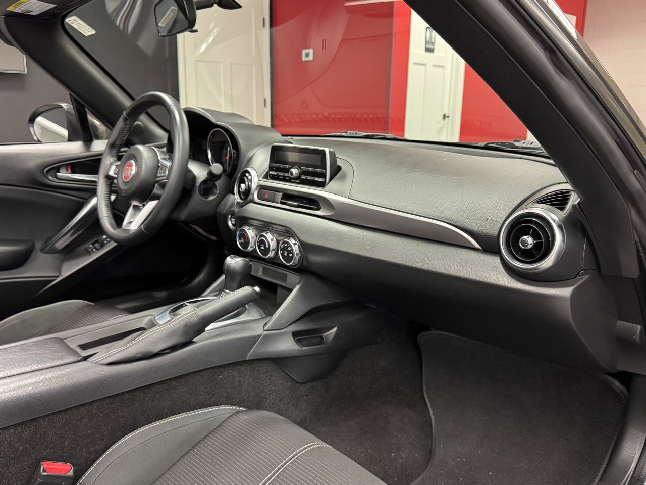 Used 2017 FIAT 124 Spider Classica RWD image 32