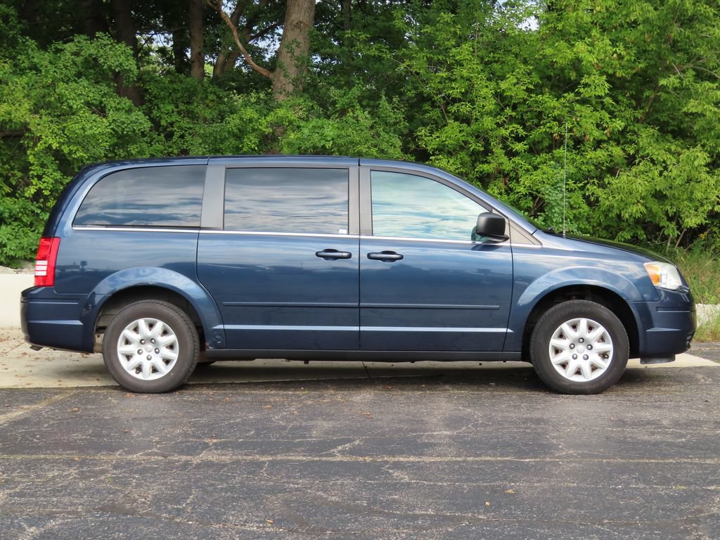 Used 2009 Chrysler Town & Country LX FWD image 2