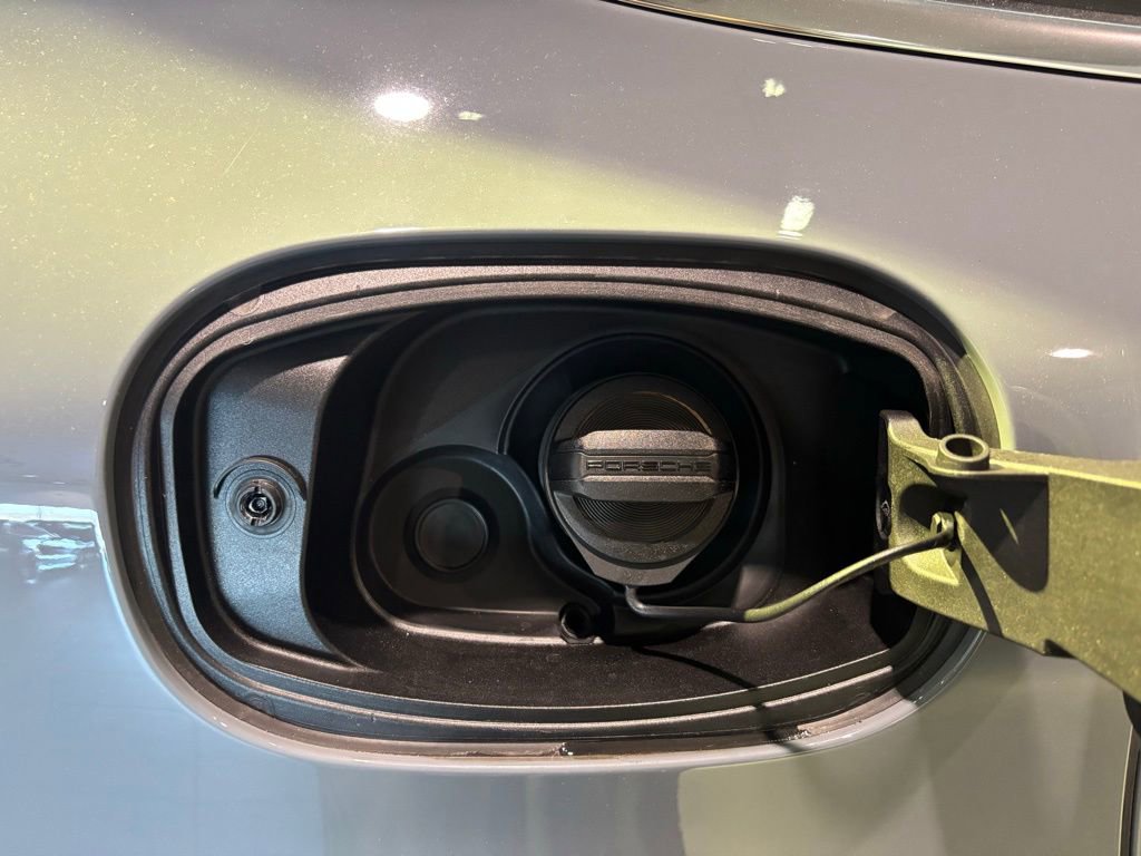 Used 2025 Porsche Cayenne image 42