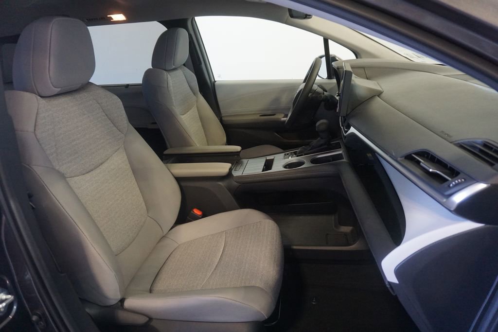 Used 2025 Toyota Sienna LE AWD/4WD image 19