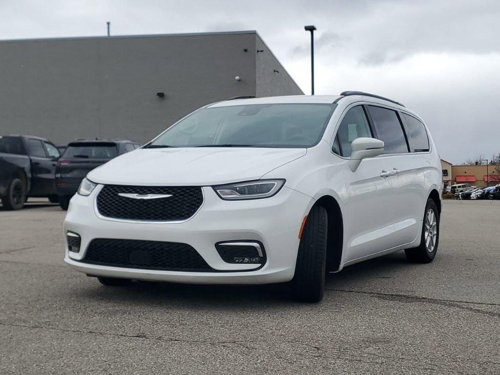 Used 2022 Chrysler Pacifica Touring-L FWD image 4