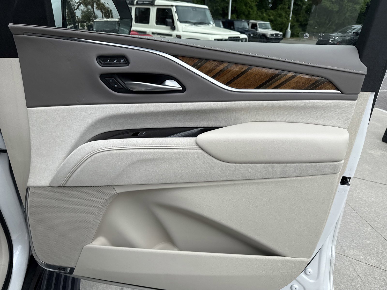 Used 2023 Cadillac Escalade ESV Premium Luxury Platinum w/ LPO, Radiant Package AWD/4WD image 38