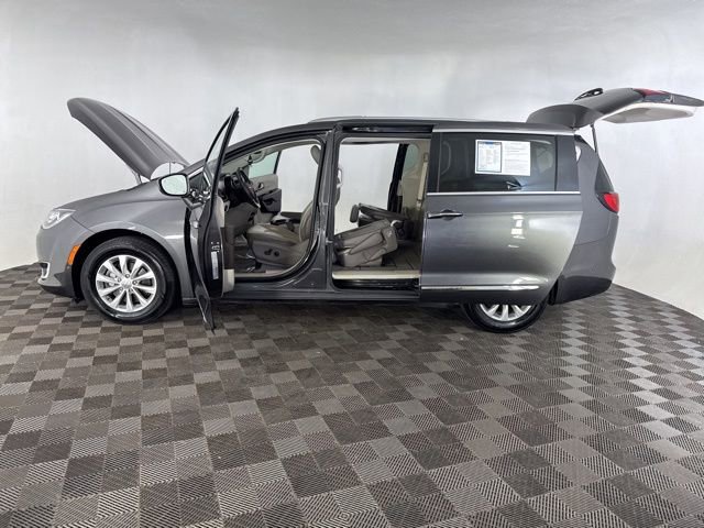 Used 2019 Chrysler Pacifica Touring-L w/ Advanced Safetytec Group image 11