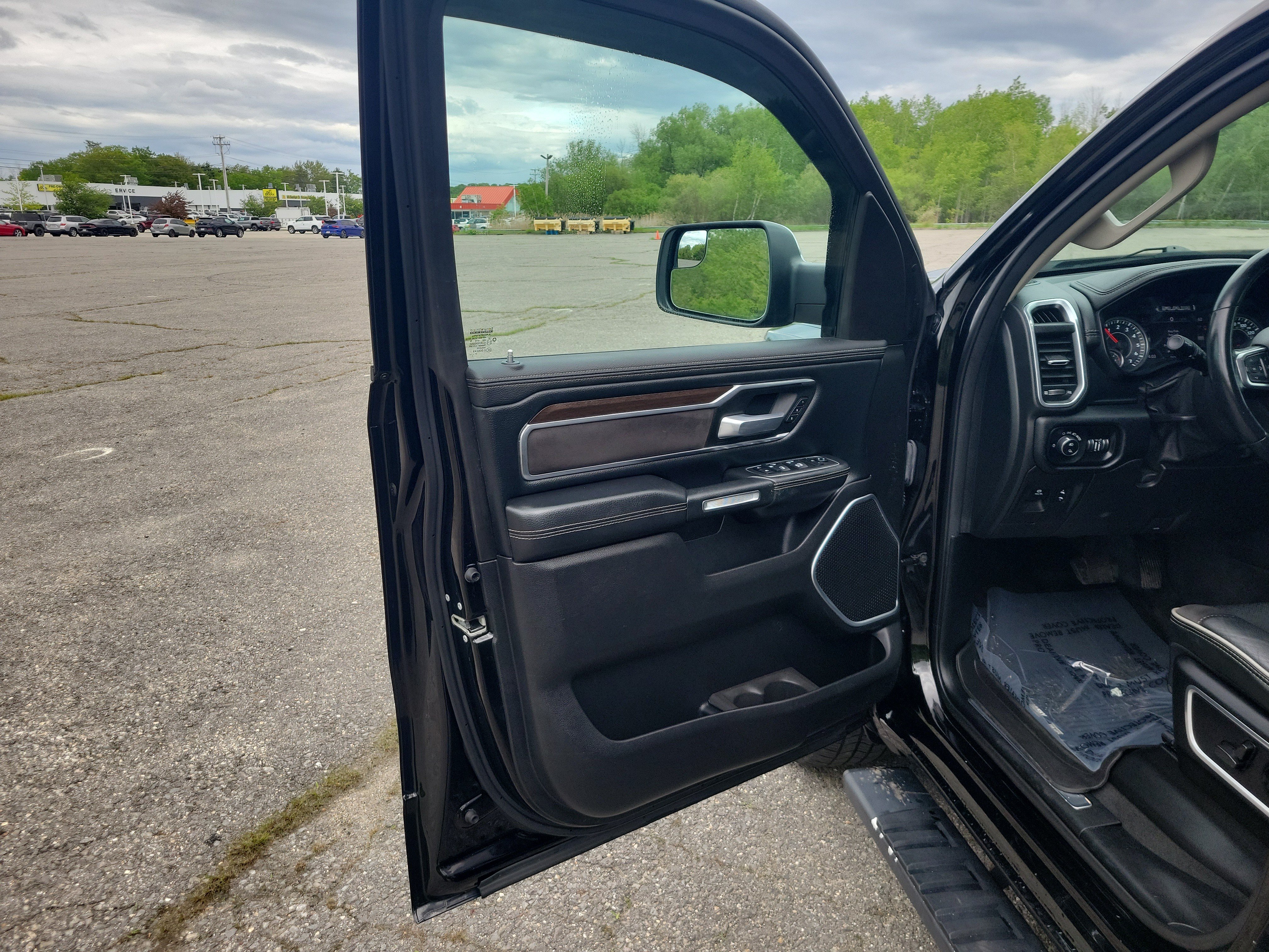 Used 2022 RAM 1500 Laramie AWD/4WD image 15