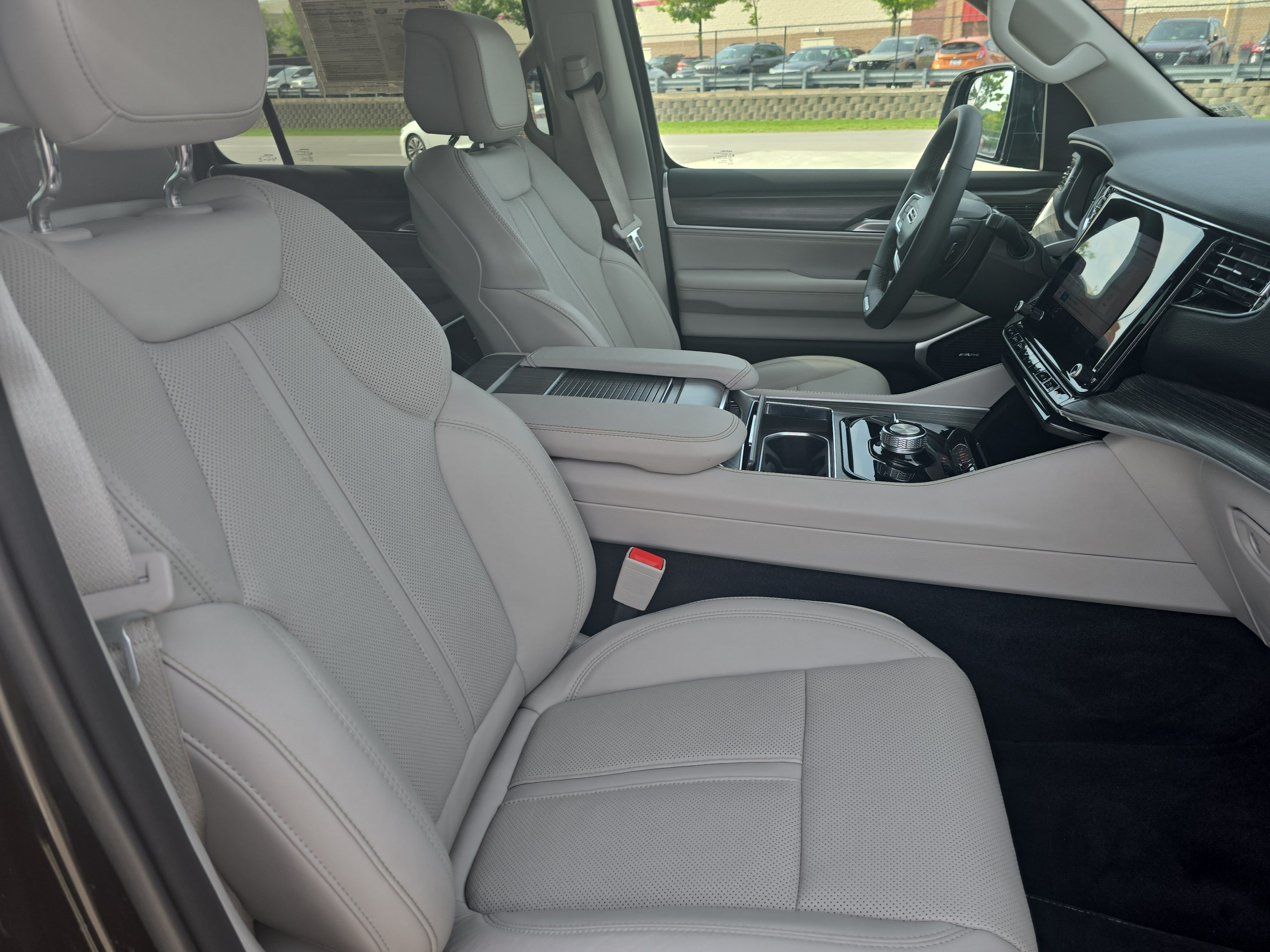 Used 2024 Jeep Wagoneer Series II AWD/4WD image 10