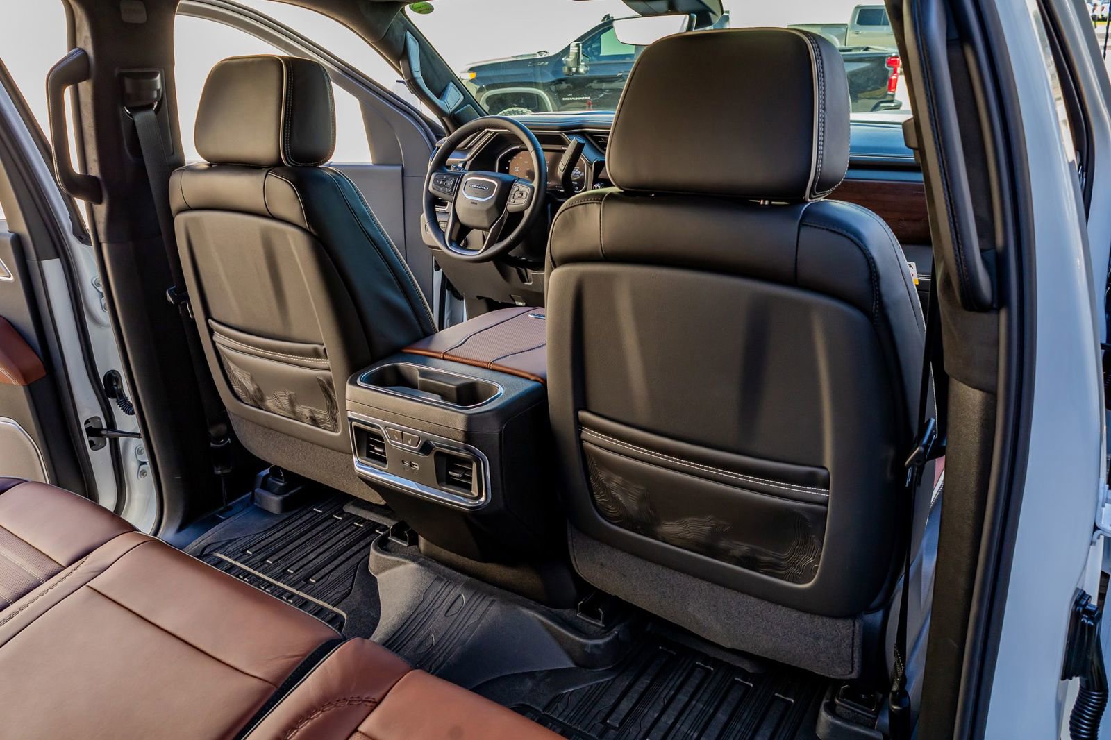 Used 2026 GMC Sierra 3500 Denali Ultimate w/ LPO, Black Badging Package image 31