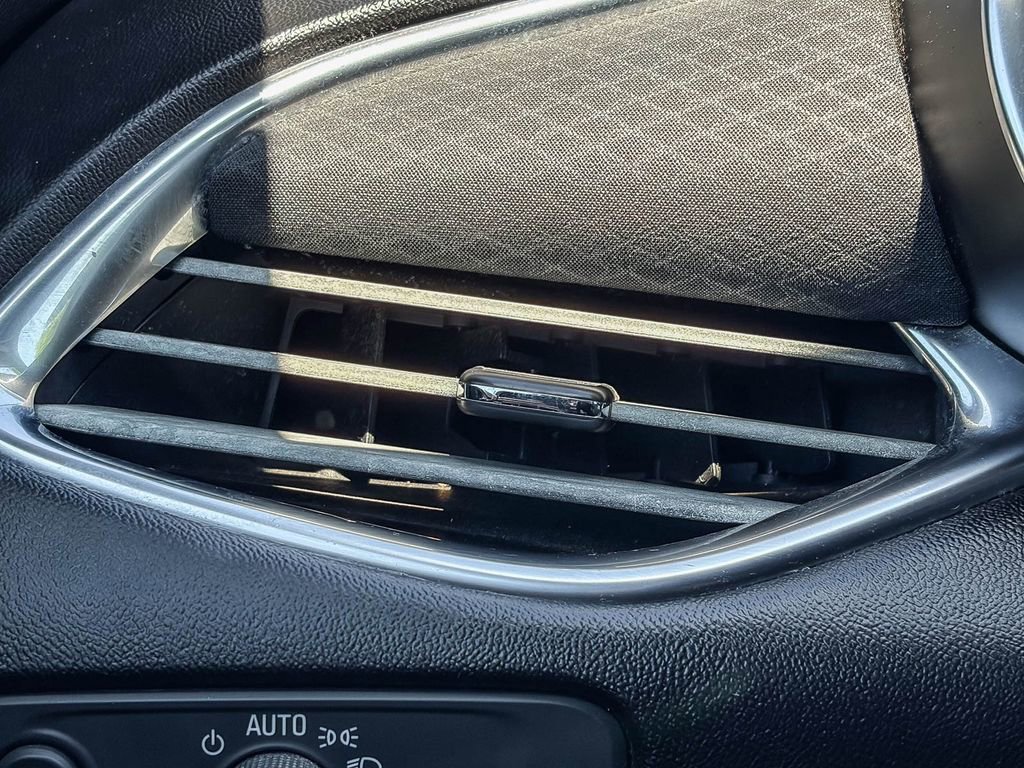 Used 2018 Chevrolet Malibu LT image 47