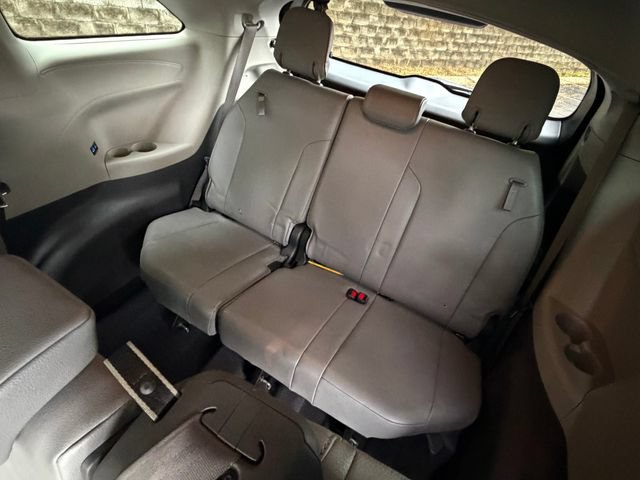 Used 2022 Toyota Sienna XLE FWD image 36