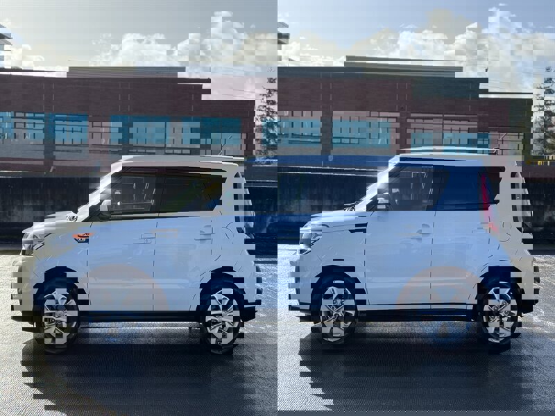 Used 2016 Kia Soul LX image 2