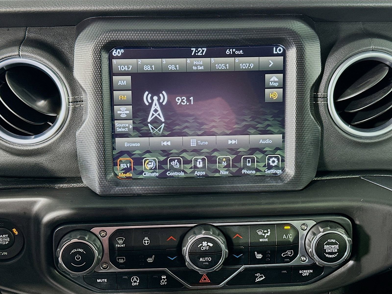 Used 2018 Jeep Wrangler Unlimited Sahara AWD/4WD image 15