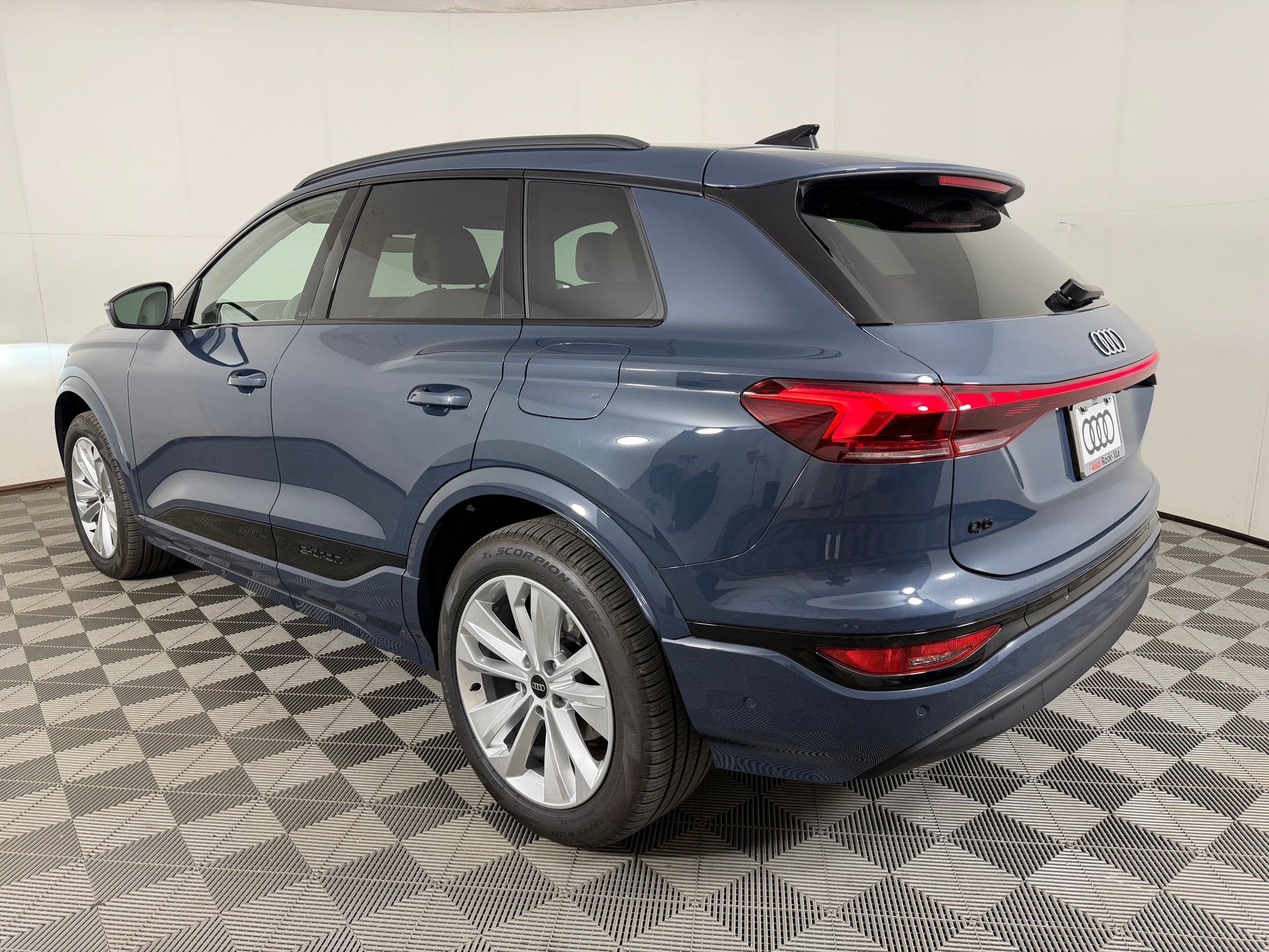 Used 2025 Audi Q6 e-tron Premium w/ Convenience Package RWD image 3
