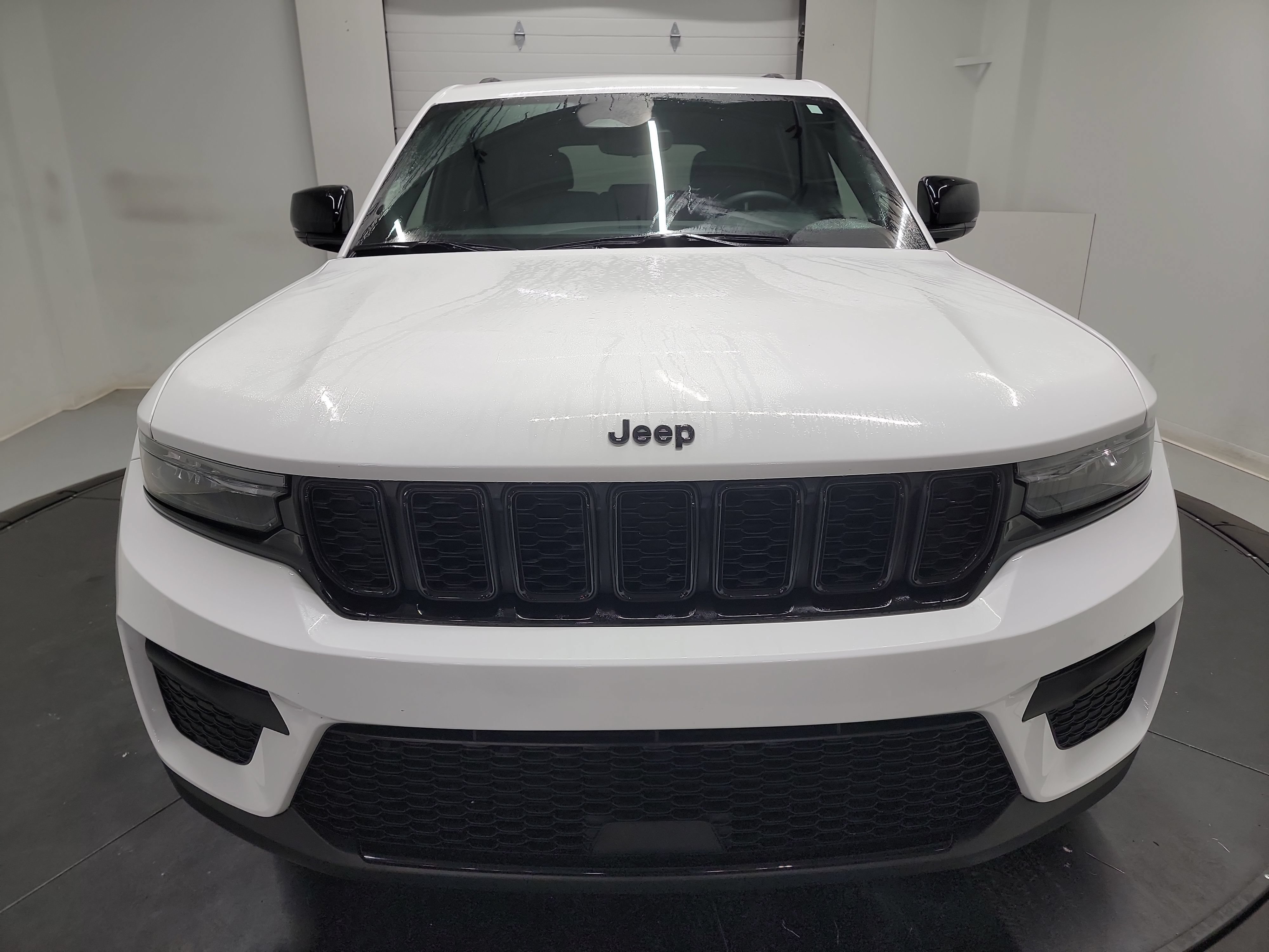 Used 2023 Jeep Grand Cherokee Altitude AWD/4WD image 2