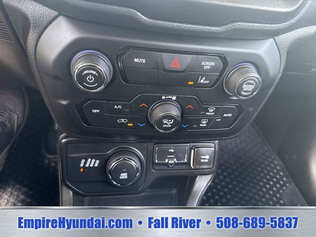 Used 2023 Jeep Renegade Latitude AWD/4WD image 24