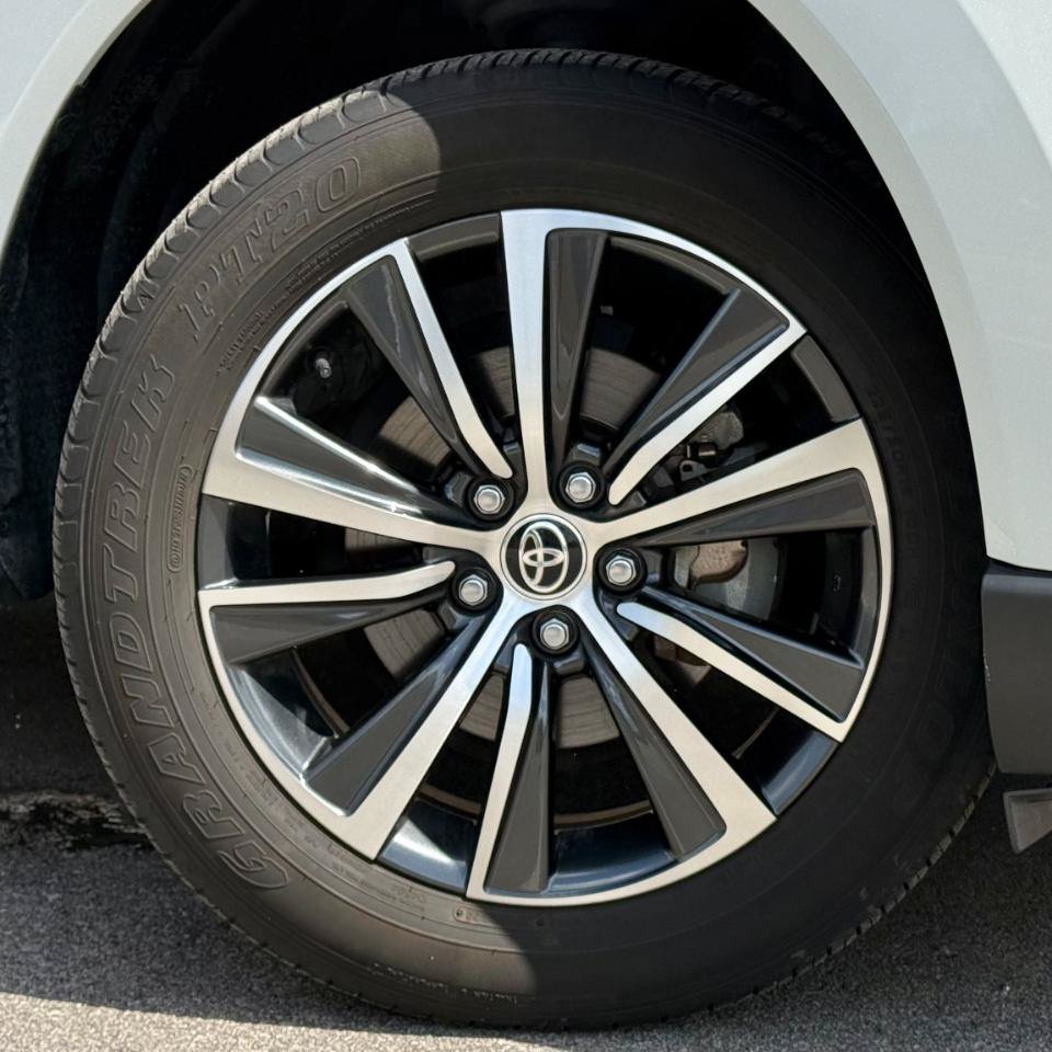 Used 2023 Toyota Venza LE AWD/4WD image 24