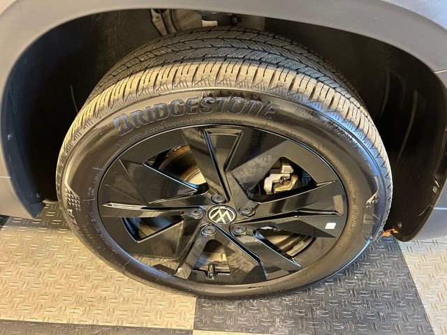 Certified 2025 Volkswagen Taos SE FWD image 9
