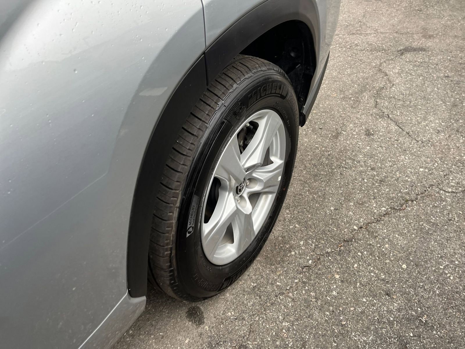 Used 2025 Toyota Highlander LE image 32