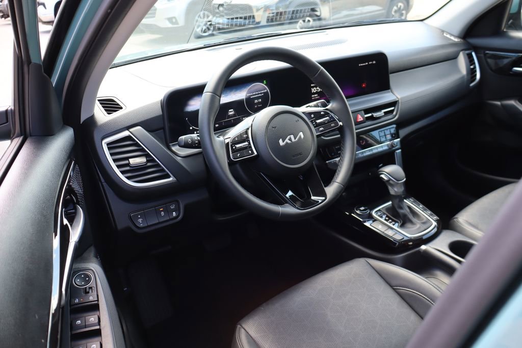 Used 2025 Kia Seltos EX w/ EX Sunroof Package AWD/4WD image 11