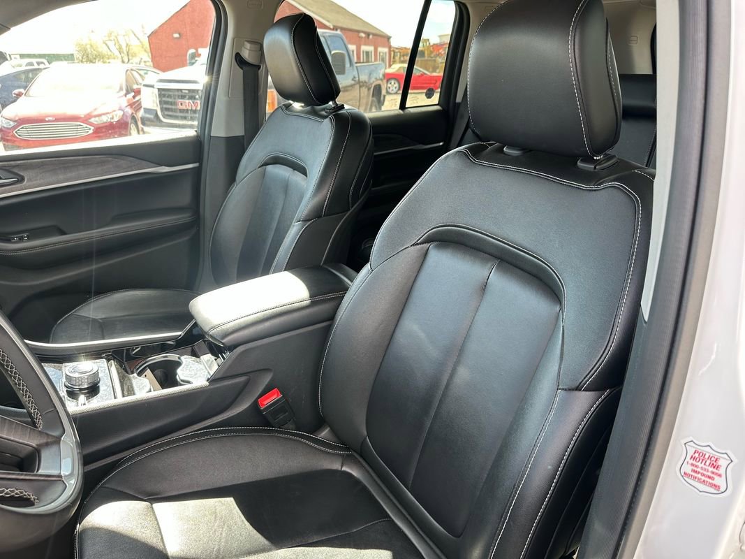 Used 2023 Jeep Grand Cherokee Limited w/ Black Appearance Package image 38