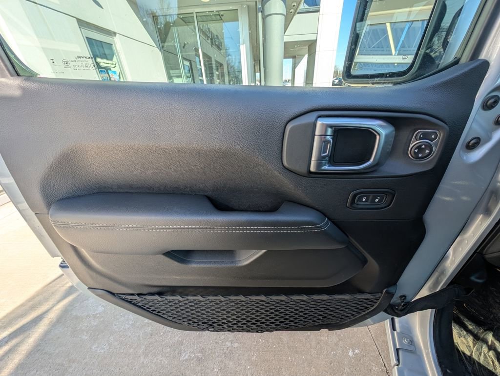 Used 2023 Jeep Wrangler Sahara image 38