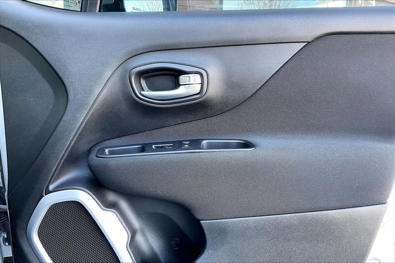 Used 2018 Jeep Renegade Latitude w/ UConnect 8.4 Nav Group image 20