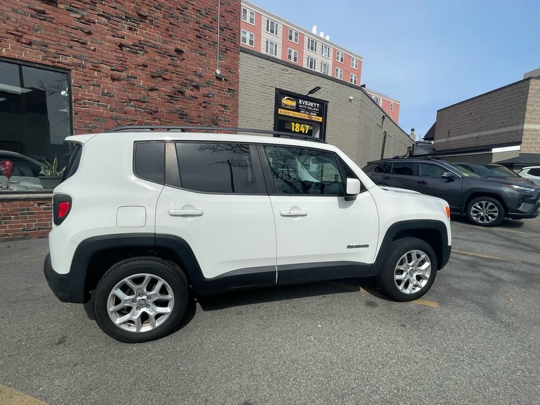Used 2016 Jeep Renegade Latitude image 2
