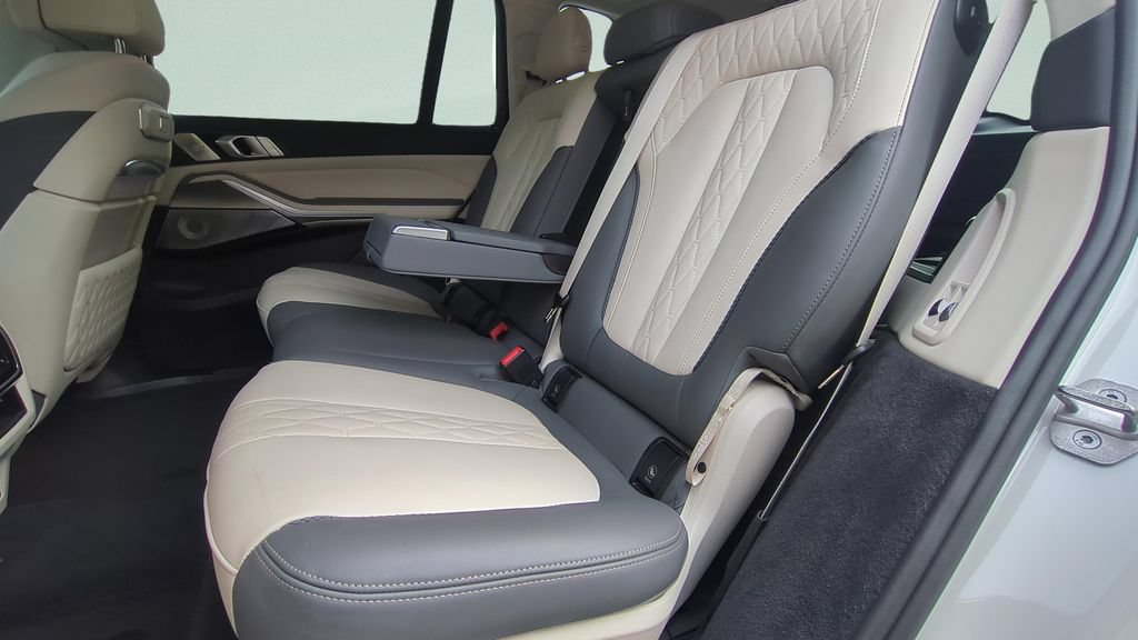 Used 2024 BMW ALPINA XB7 AWD/4WD image 9