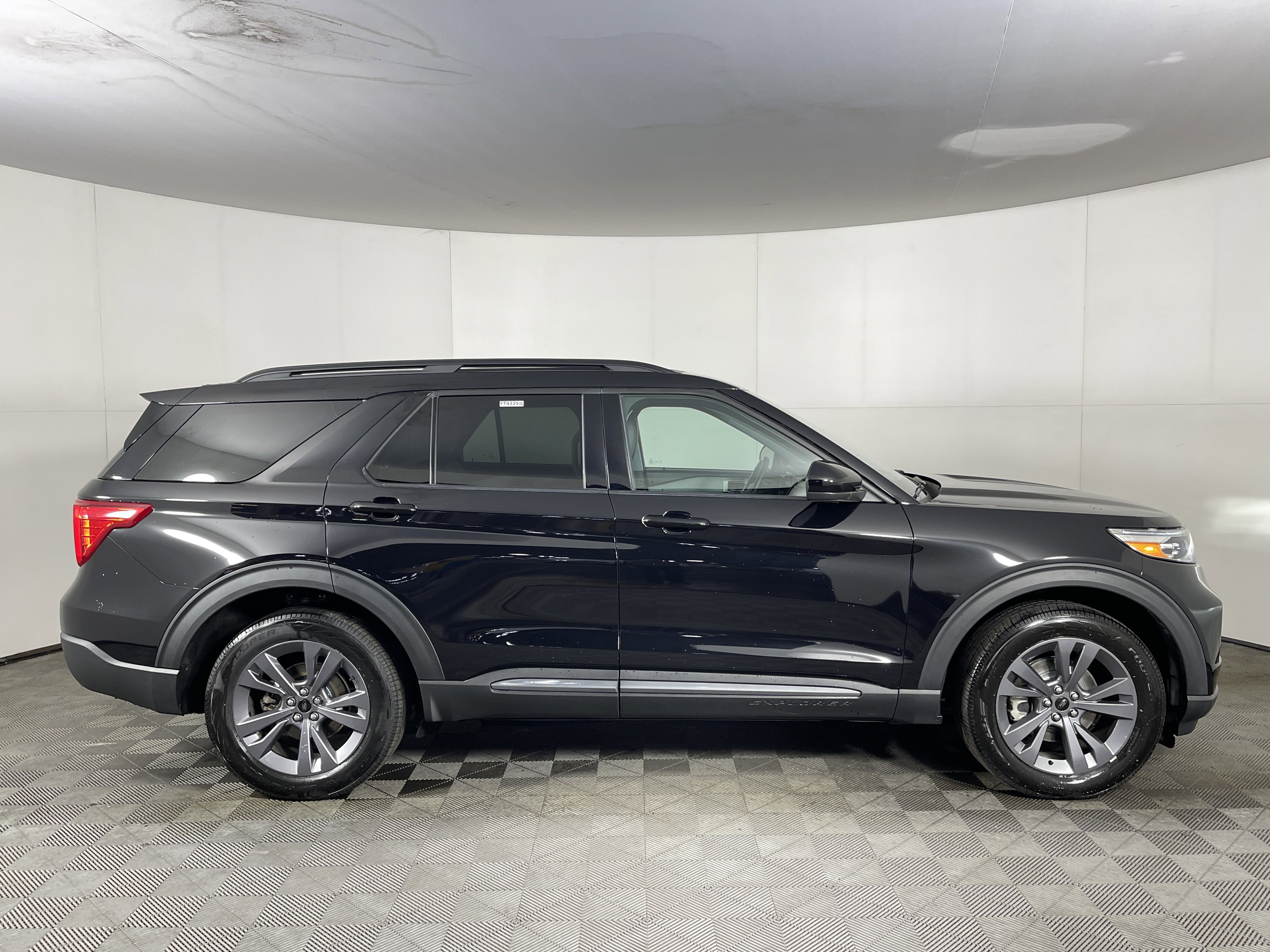 Used 2022 Ford Explorer XLT w/ Equipment Group 202A image 5