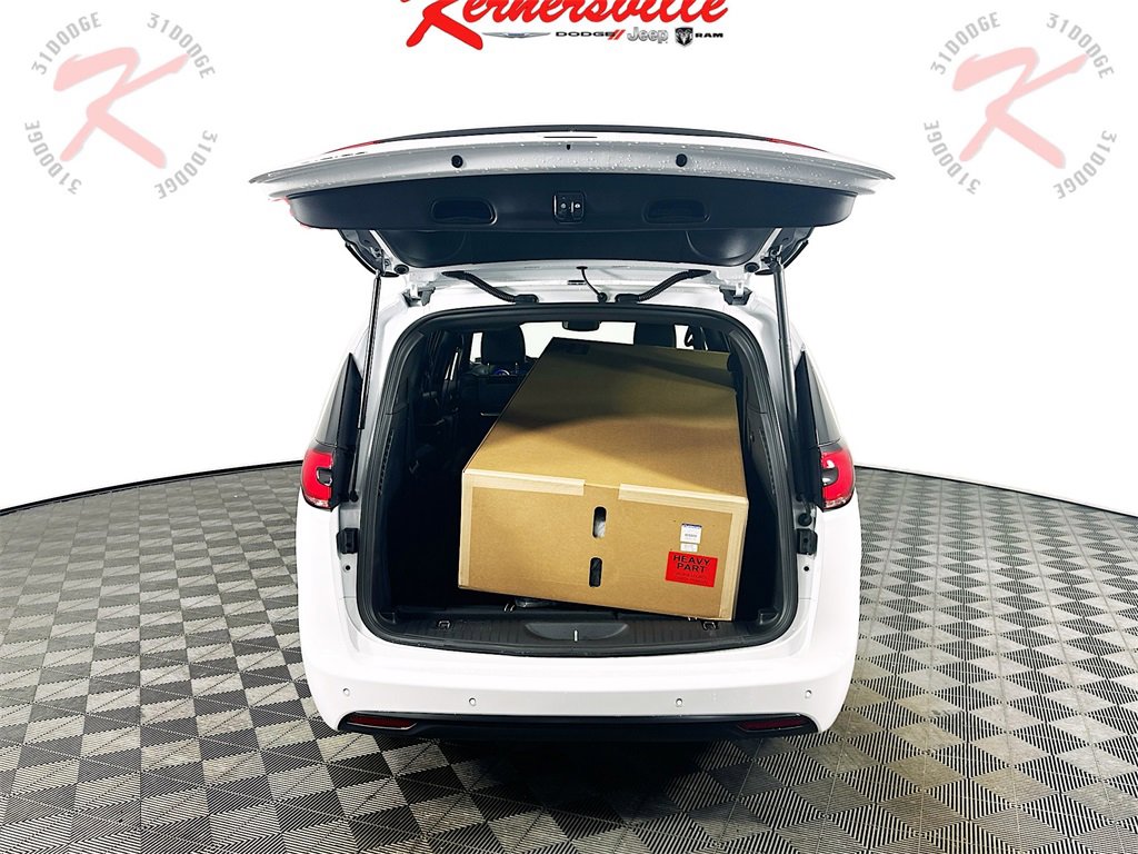 New 2025 Chrysler Pacifica Select w/ Uconnect Theater Family Group image 16