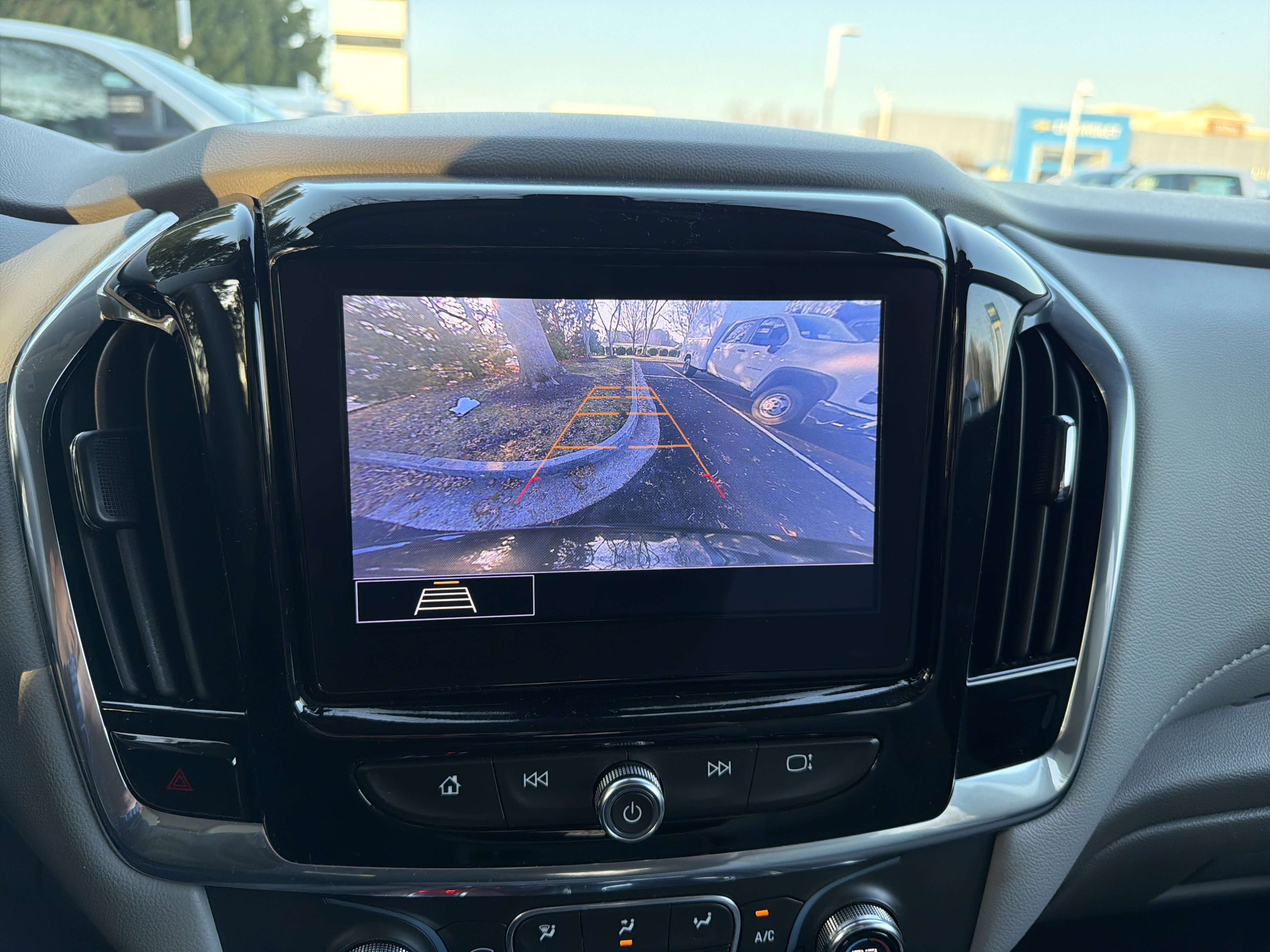 Used 2020 Chevrolet Traverse LT image 24