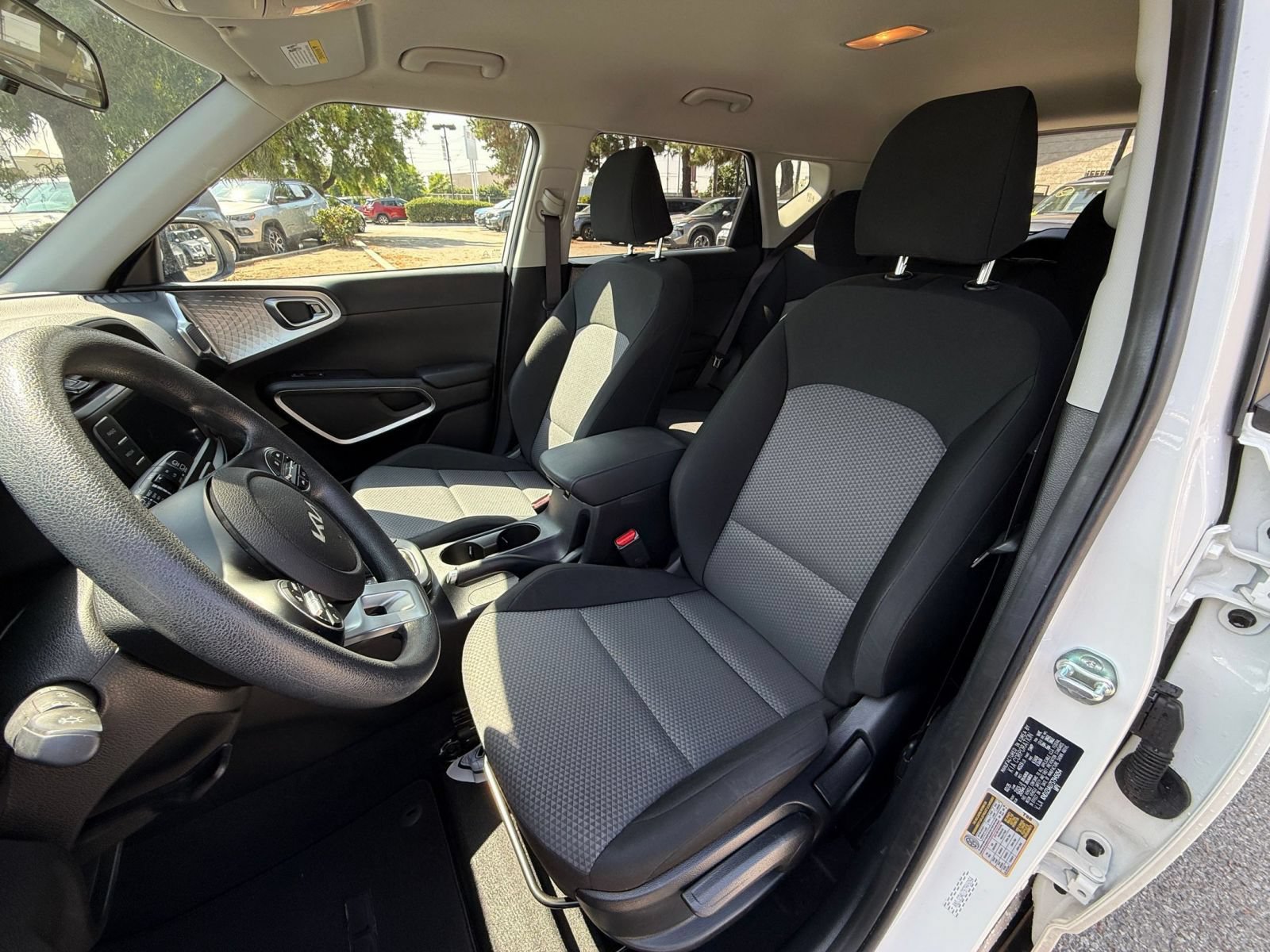 Used 2025 Kia Soul LX w/ LX Technology Package FWD image 32