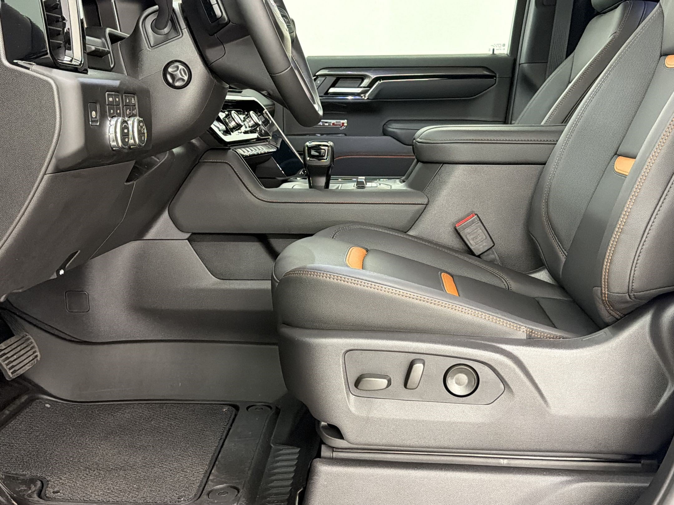 Used 2026 GMC Sierra 1500 AT4 w/ AT4 Premium Package AWD/4WD image 5