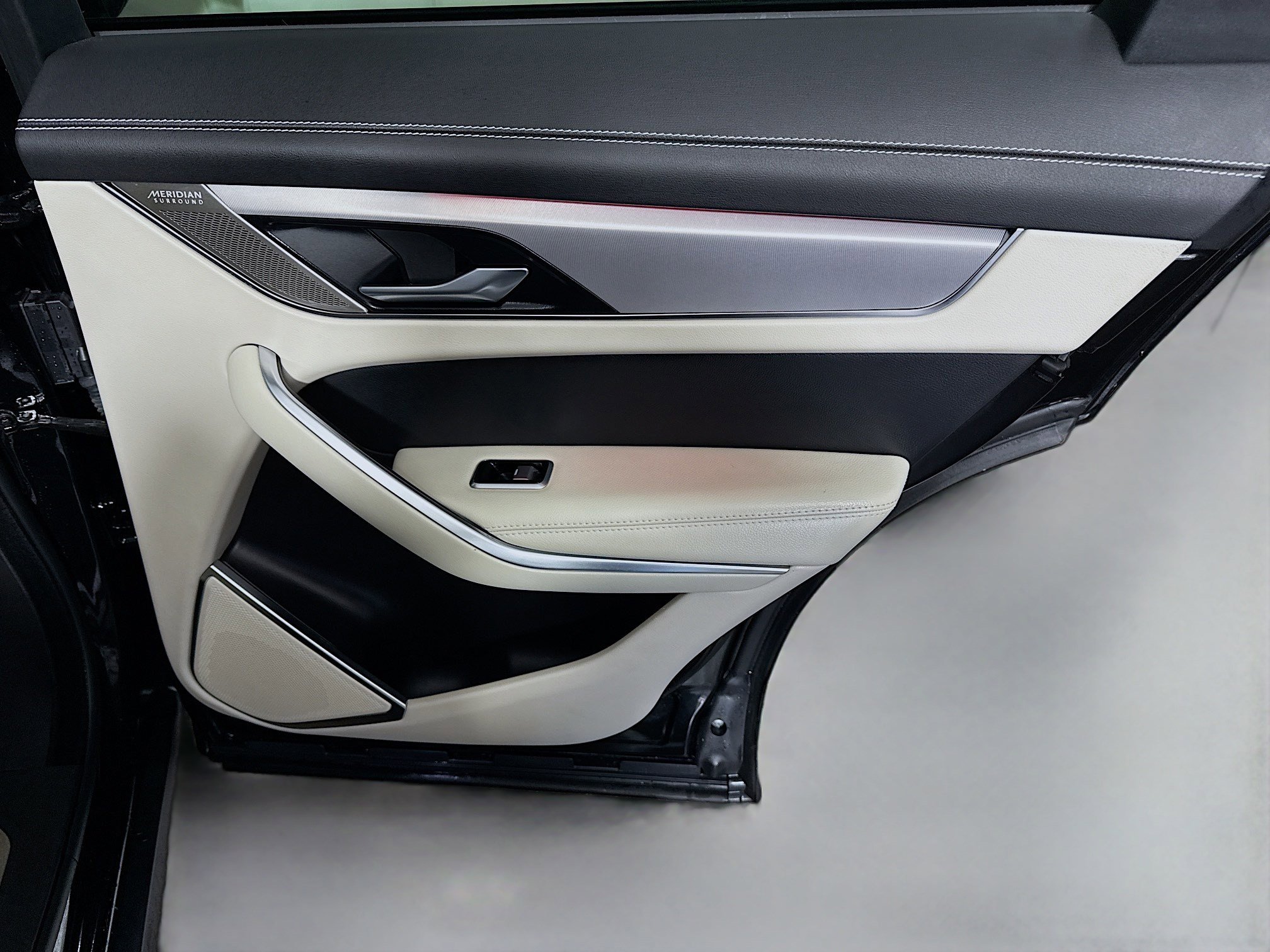 Used 2024 Jaguar F-PACE R-Dynamic S image 28