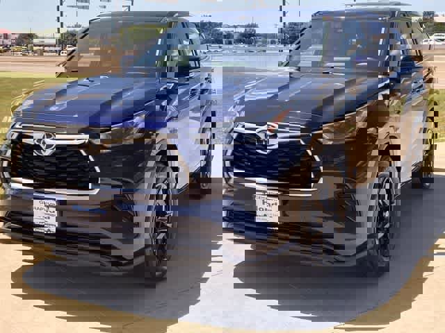 Used 2023 Toyota Highlander L FWD image 2